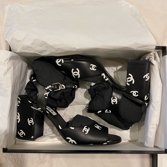 BRAND NEW Chanel 22s Crazy Logo Heels - black and white size 38 - Picture 3 of 10